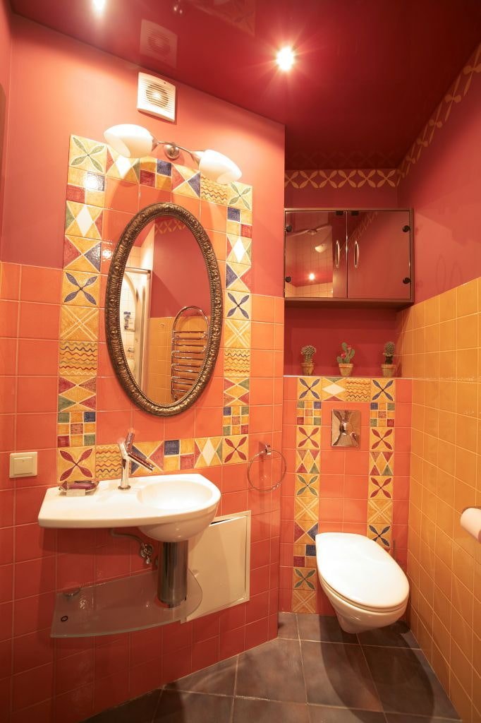 soffitto teso rosso in bagno
