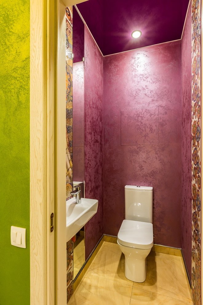 rivestimento viola del soffitto del bagno