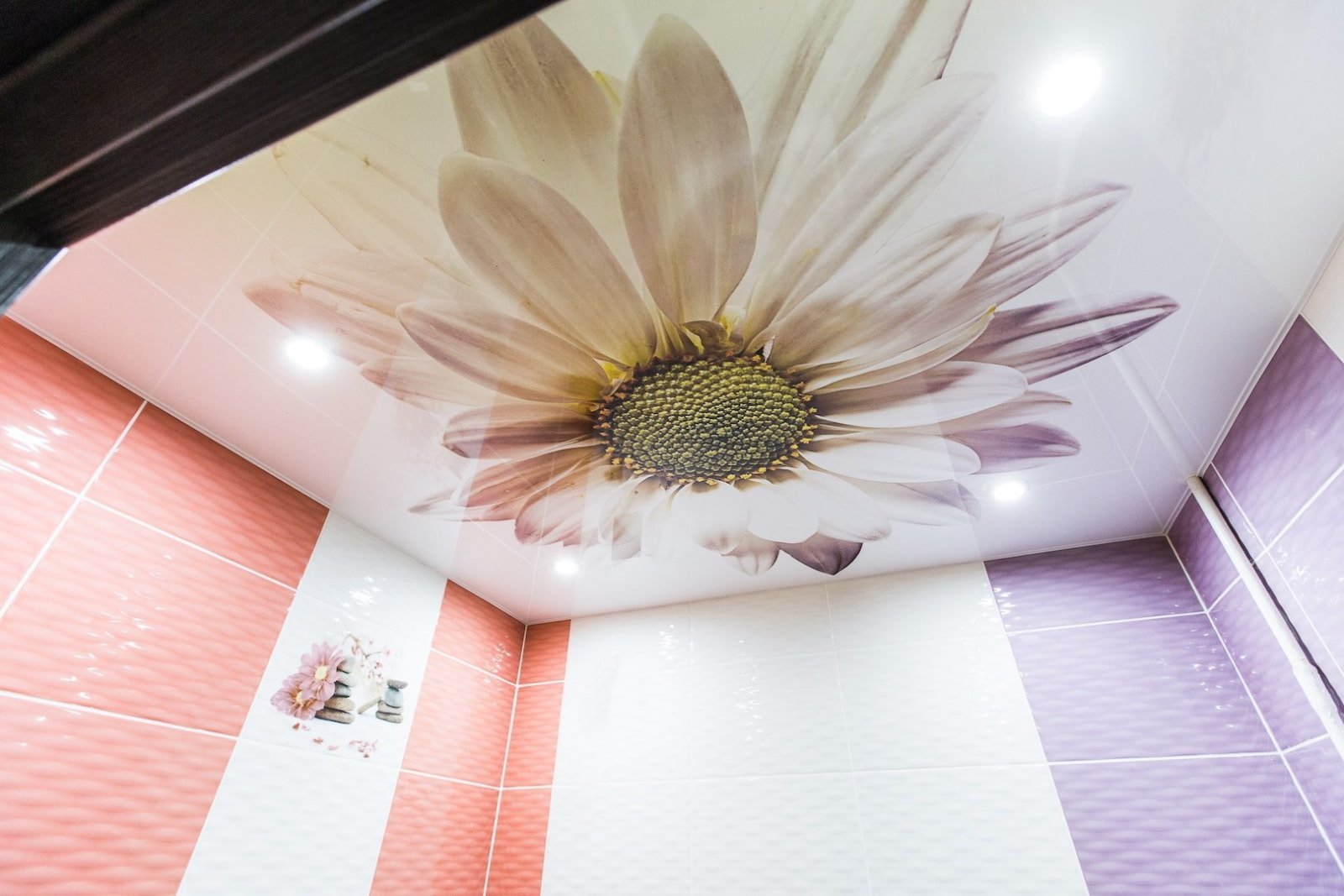 soffitto teso con stampa fotografica in bagno