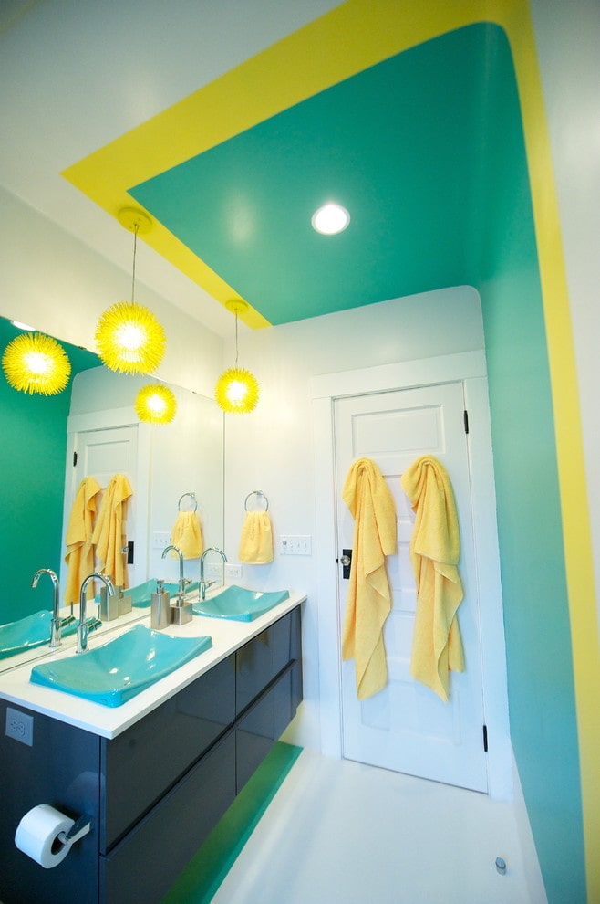 soffitto colorato in bagno