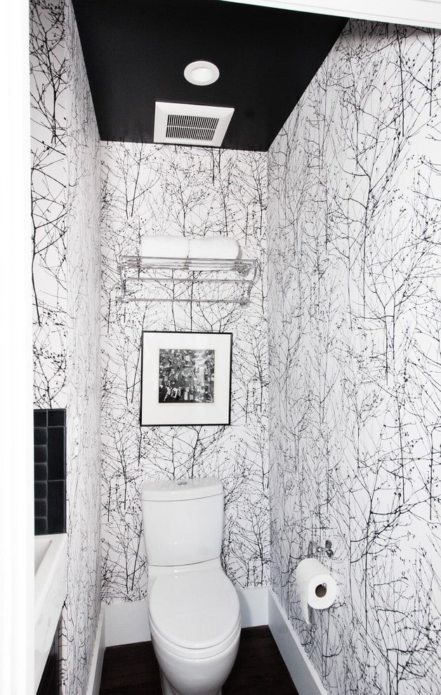 rivestimento nero del soffitto del bagno