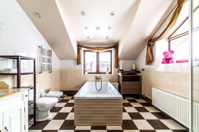 design del soffitto all'interno di un bagno in mansarda