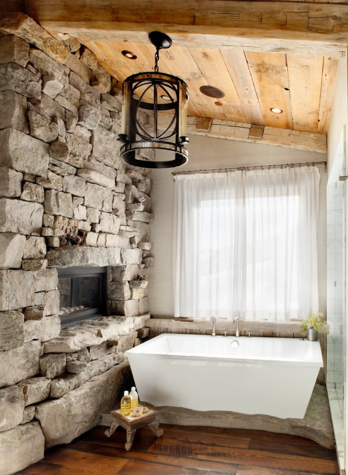 soffitto in legno nell'interno del bagno