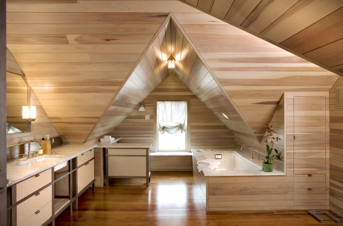 soffitto in legno nell'interno del bagno