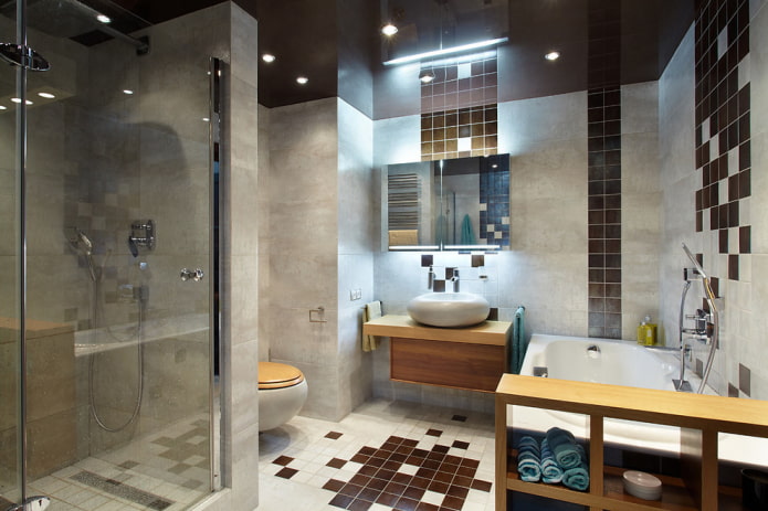 superficie lucida del soffitto nel bagno