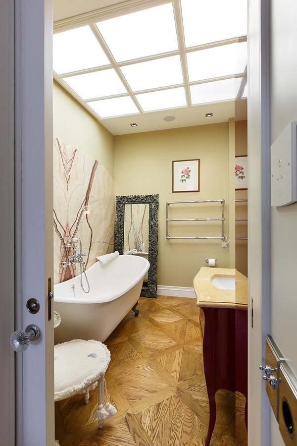 soffitto in vetro nell'interno del bagno