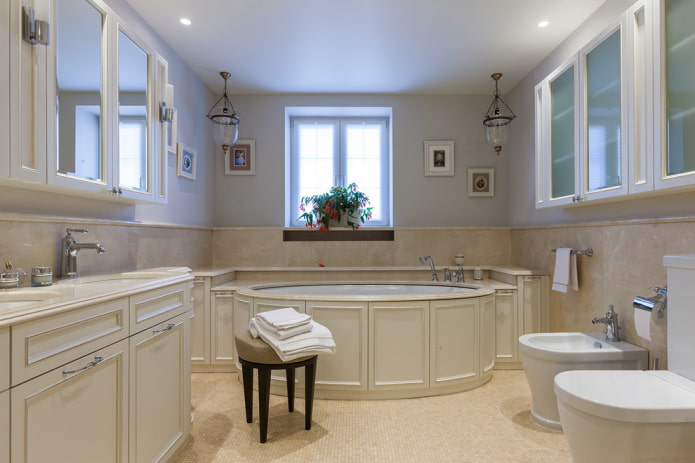 superficie del soffitto in raso nel bagno