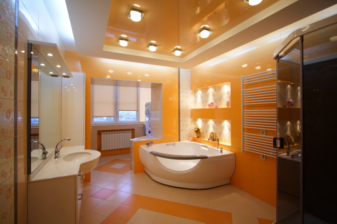 soffitto arancione nell'interno del bagno