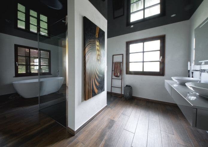 soffitto nero nell'interno del bagno