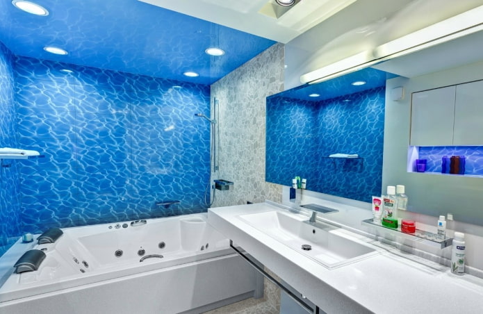 soffitto blu nell'interno del bagno