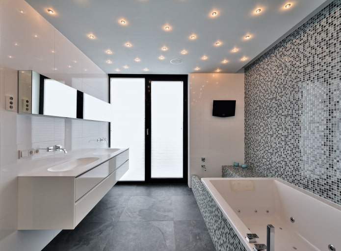 soffitto grigio in bagno
