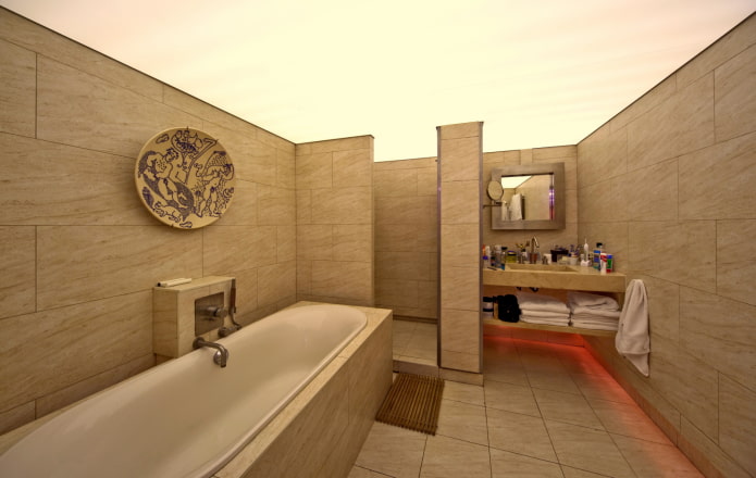 soffitto luminoso nell'interno del bagno