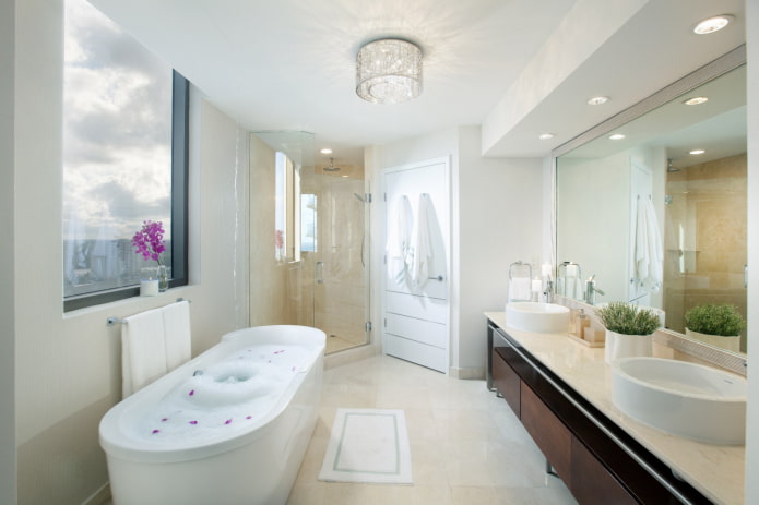 soffitto con paralume nell'interno del bagno