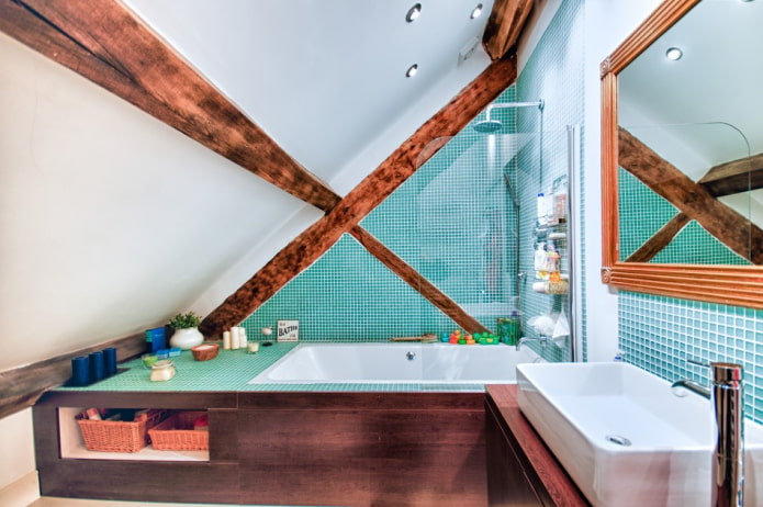 soffitto con travi nell'interno del bagno