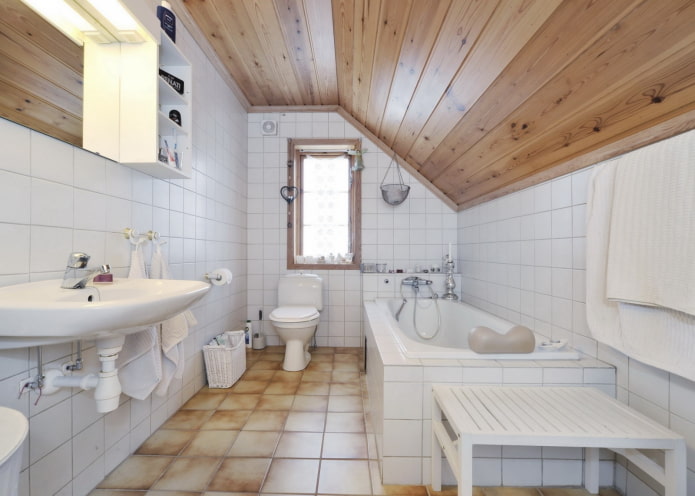 design del soffitto all'interno di un bagno in mansarda