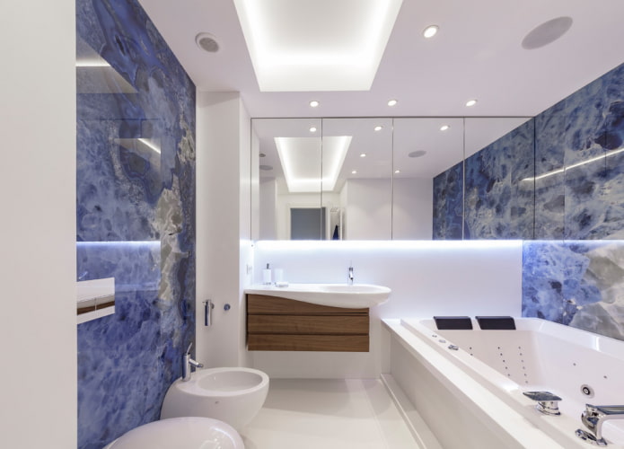 soffitto con illuminazione nell'interno del bagno