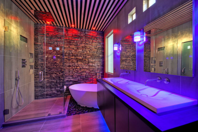 soffitto a doghe nell'interno del bagno