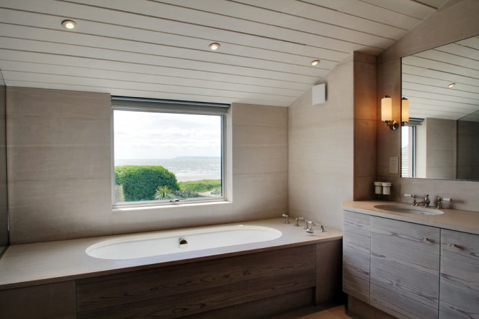 rivestimento del soffitto nell'interno del bagno