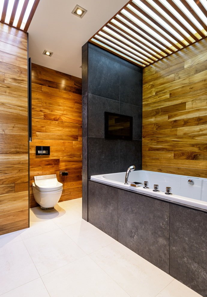 design del soffitto nel bagno combinato con il WC