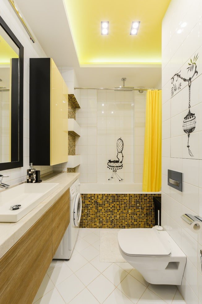 progettazione del soffitto in un bagno abbinato a un WC