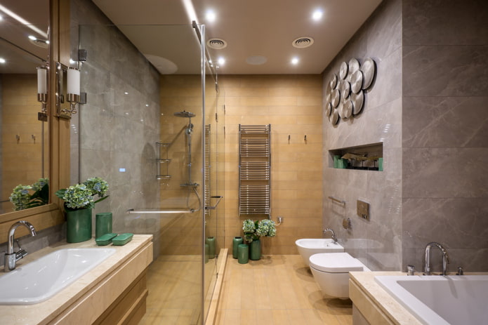 soffitto beige nell'interno del bagno