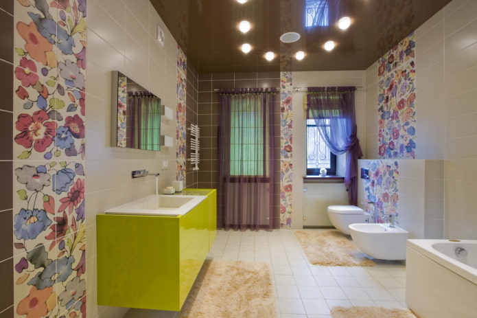 soffitto teso nell'interno del bagno