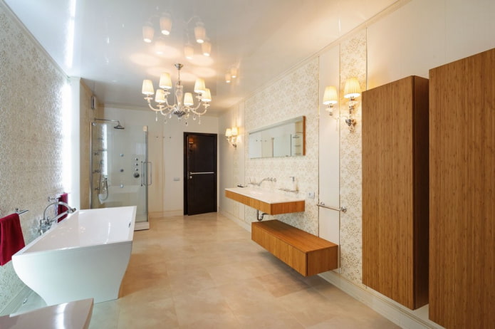 superficie lucida del soffitto nel bagno