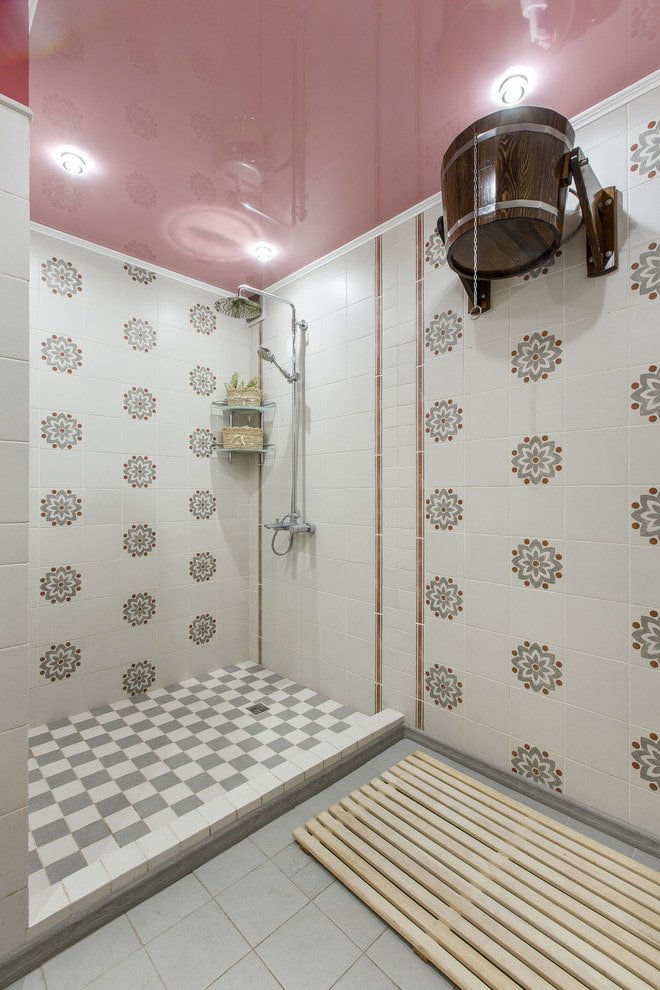soffitto a un livello nell'interno del bagno