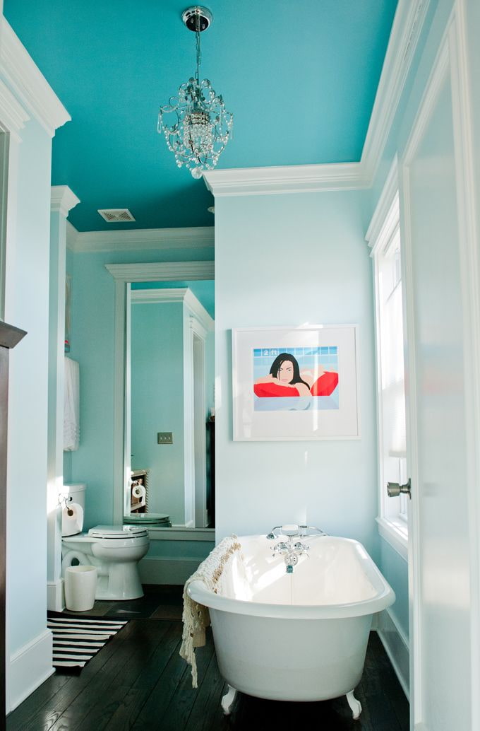soffitto dipinto all'interno del bagno