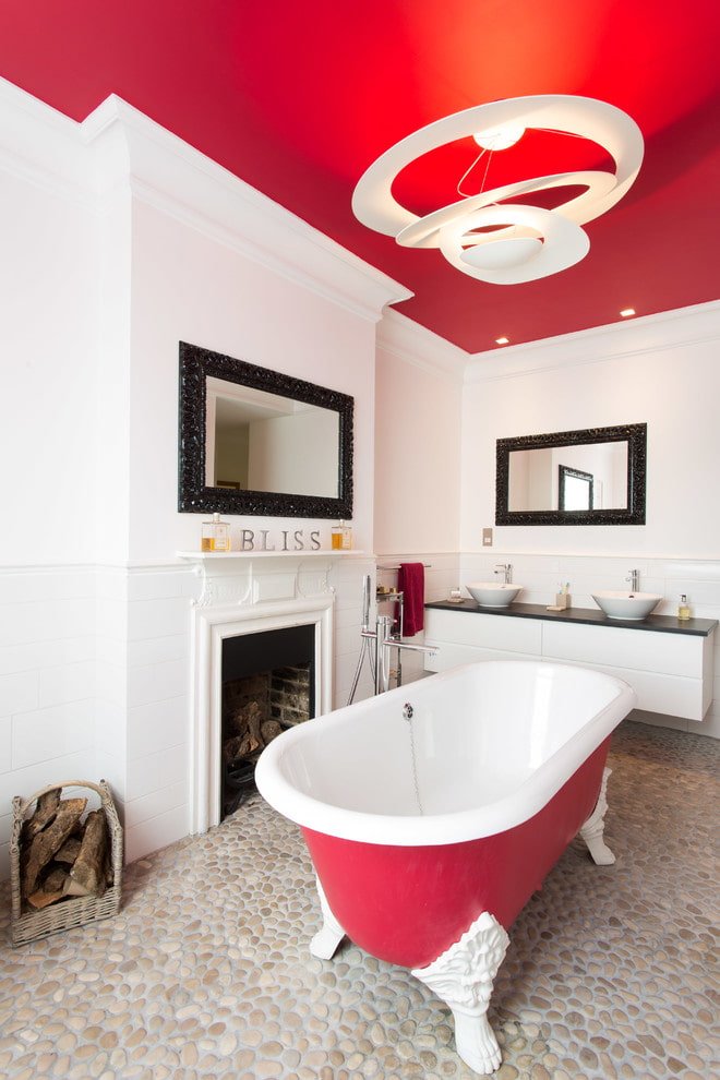 soffitto dipinto all'interno del bagno