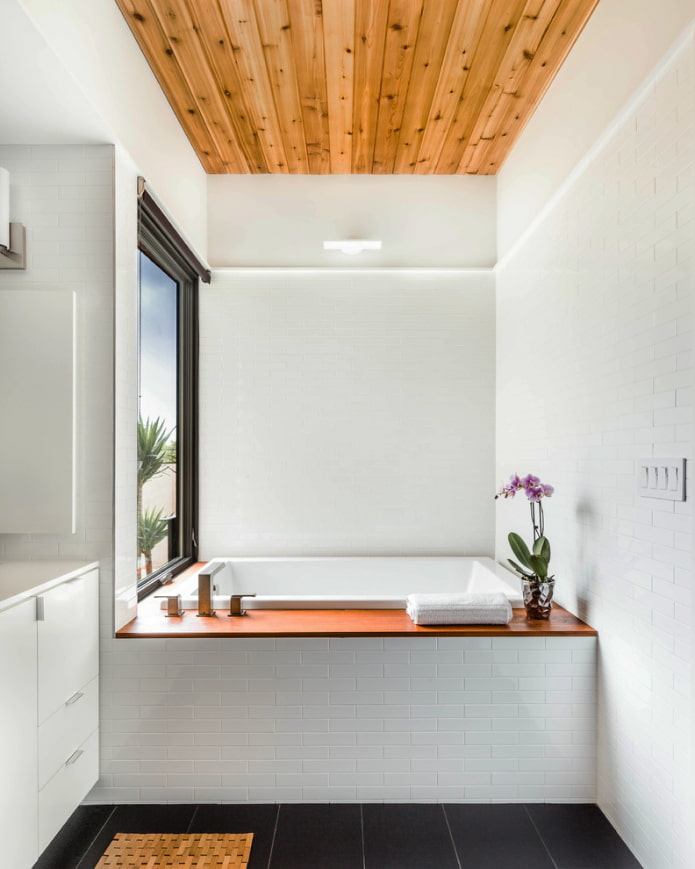 soffitto in legno nell'interno del bagno