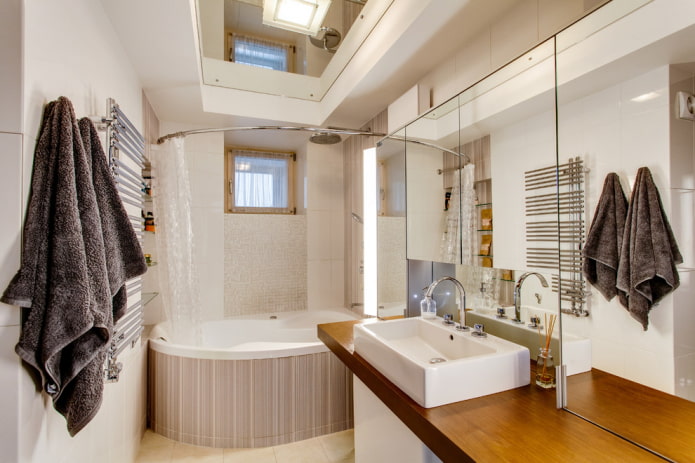 soffitto a specchio nell'interno del bagno