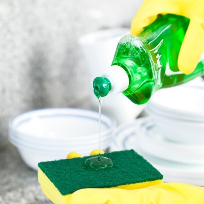 applicazione del gel su una spugna