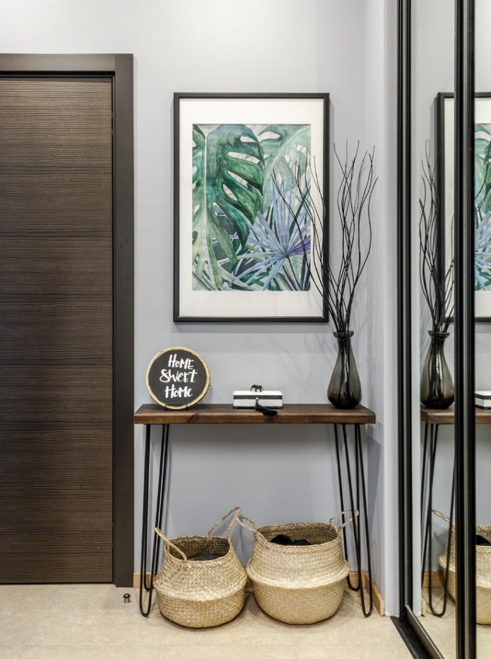 Poster, cestini e un vaso nell'ingresso