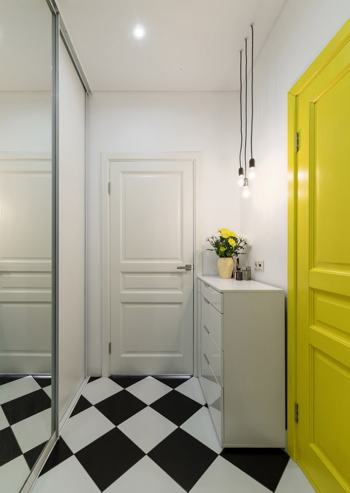 corridoio bianco con una porta gialla
