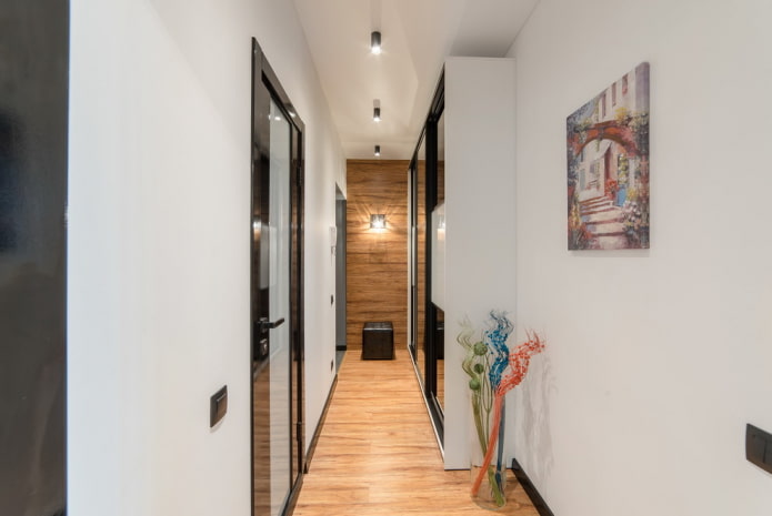 decorazioni e accessori nel corridoio in una Krusciovka