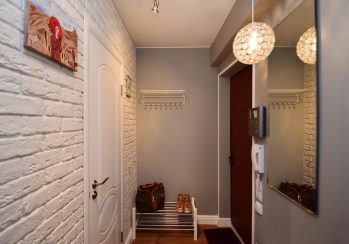 soffitto teso opaco in un corridoio stretto