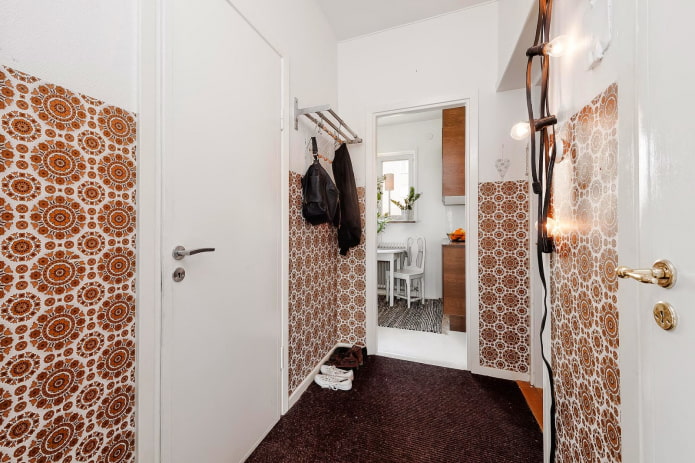 corridoio con pareti decorative