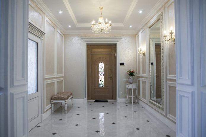 illuminazione in un corridoio in stile classico
