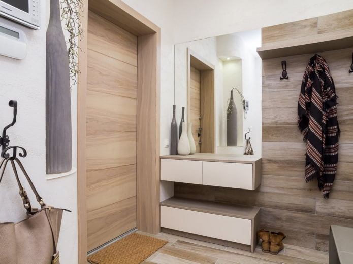 decorazione della parete con laminato nel corridoio