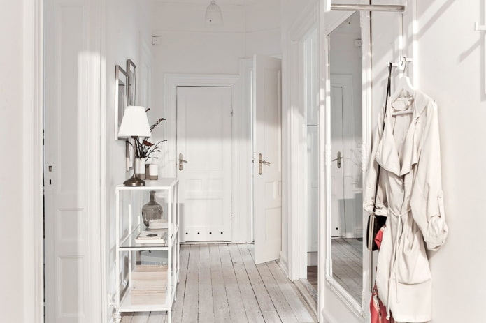 interno di un corridoio bianco in stile scandinavo
