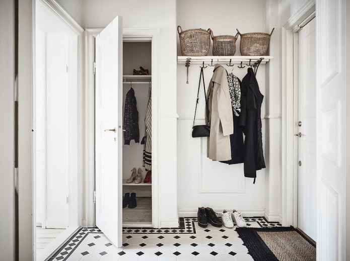 interno di un corridoio bianco in stile scandinavo