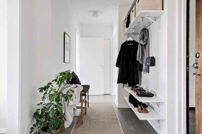 interno di un corridoio bianco in stile scandinavo