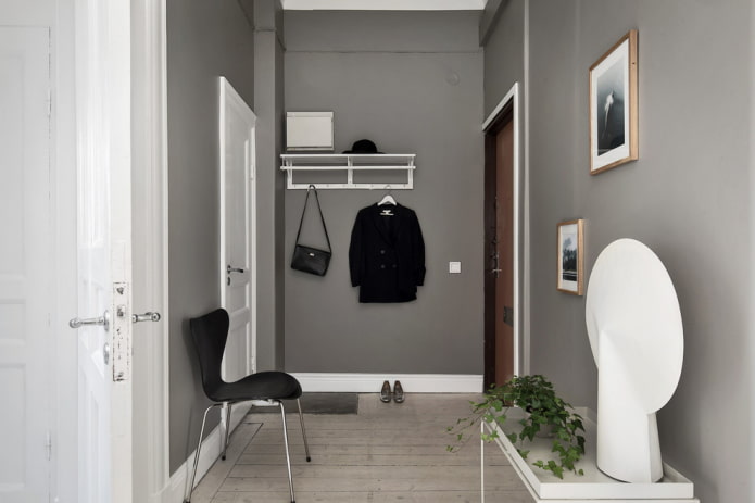 design di un corridoio grigio in stile scandinavo