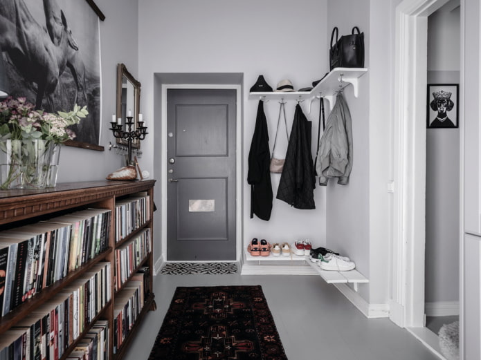 mobili all'interno del corridoio in stile scandinavo