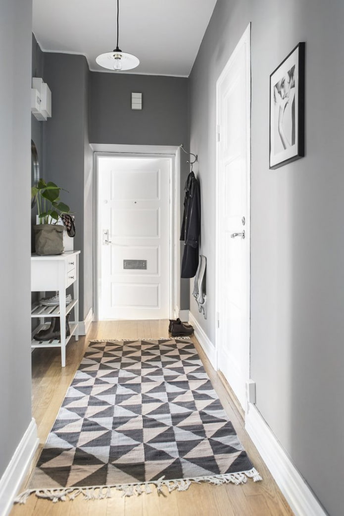 progetto di un corridoio grigio in stile scandinavo