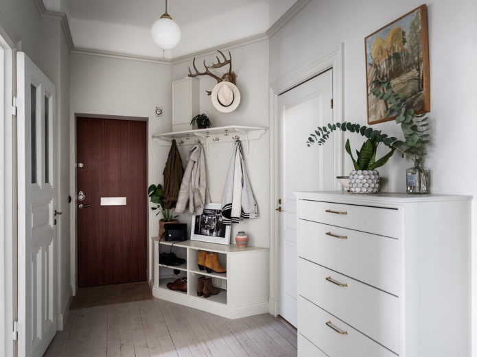 mobili all'interno del corridoio in stile scandinavo