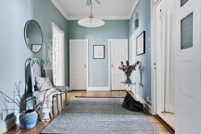 decorazione e illuminazione nel corridoio in stile scandinavo