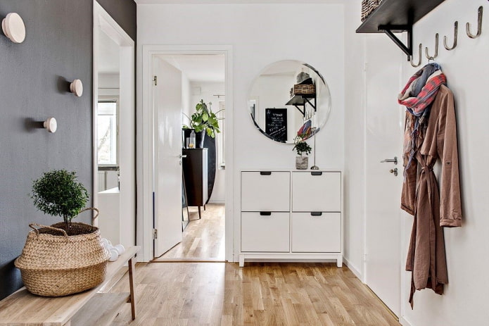 decorazione e illuminazione nel corridoio in stile scandinavo