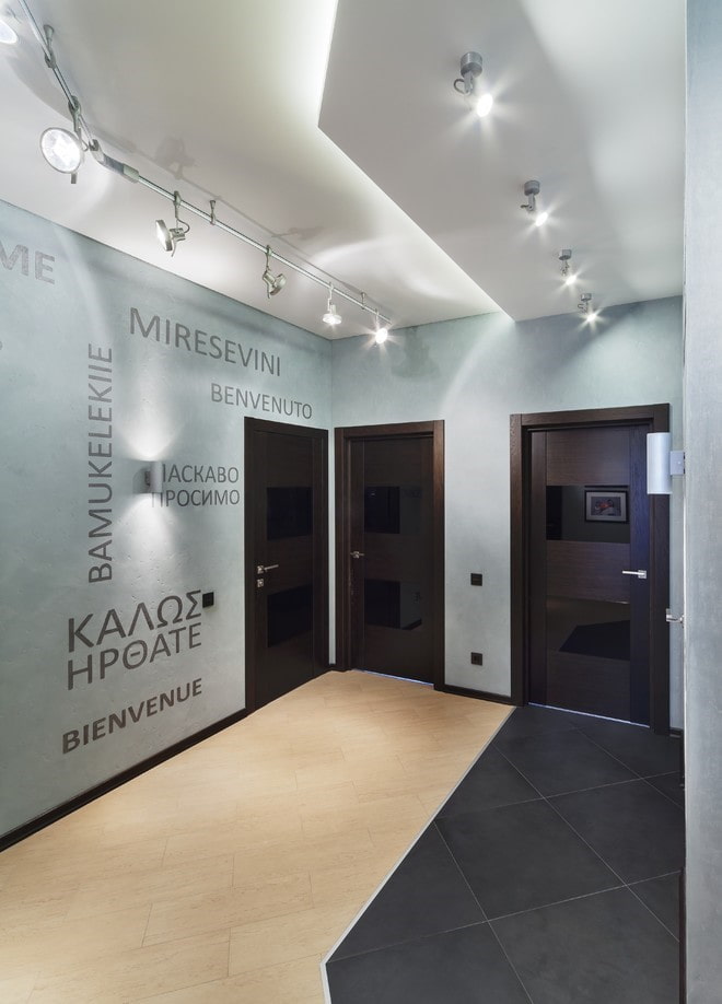 illuminazione all'interno del corridoio in stile high-tech